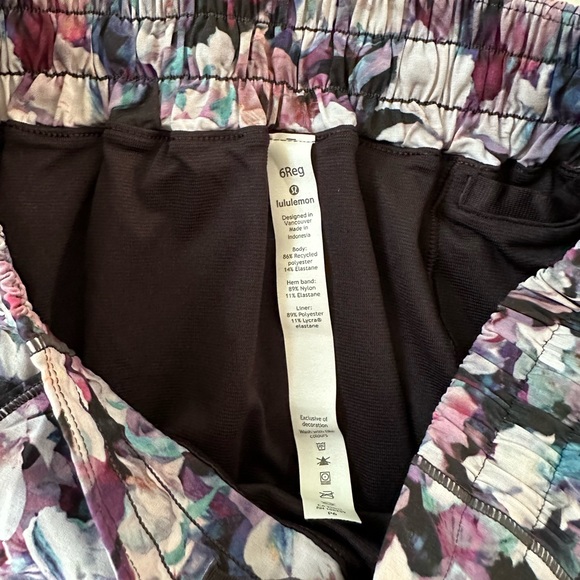 Lululemon Hotty Hot Shorts - Picture 4 of 4